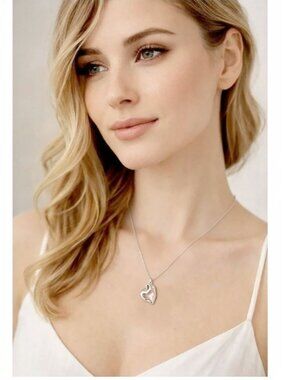 Elegant Silver-Toned Heart Pendant Necklace – Timeless Jewellery Piece